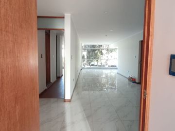 DEPARTAMENTO 1ER PISO CERCA AL MALL AVENTURA Y LAMBRAMANI