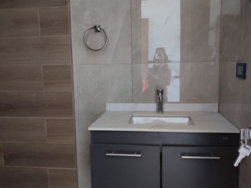 DEPARTAMENTO 1ER PISO CERCA AL MALL AVENTURA Y LAMBRAMANI