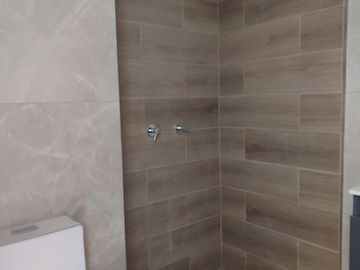 DEPARTAMENTO 1ER PISO CERCA AL MALL AVENTURA Y LAMBRAMANI