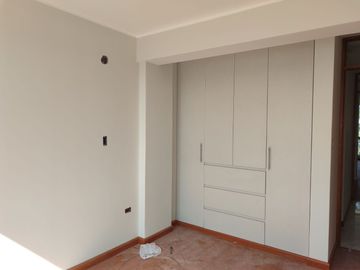 DEPARTAMENTO 1ER PISO CERCA AL MALL AVENTURA Y LAMBRAMANI