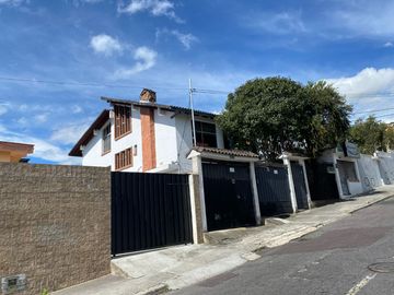 VENTA CASA CON 2 DEPARTAMENTOS Y UN LOCALCOMERCIAL, SECTOR EL CONDADO