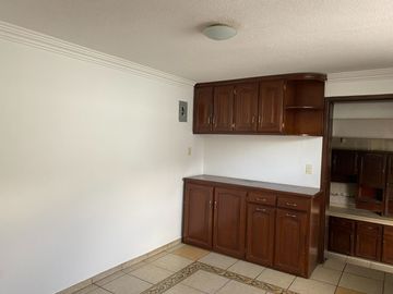 VENTA CASA CON 2 DEPARTAMENTOS Y UN LOCALCOMERCIAL, SECTOR EL CONDADO