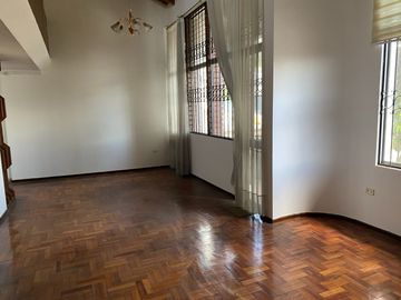 VENTA CASA CON 2 DEPARTAMENTOS Y UN LOCALCOMERCIAL, SECTOR EL CONDADO