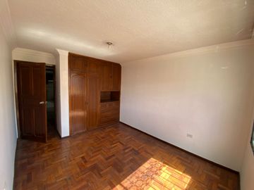 VENTA CASA CON 2 DEPARTAMENTOS Y UN LOCALCOMERCIAL, SECTOR EL CONDADO