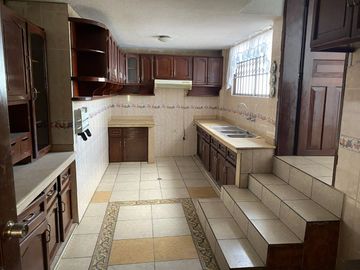 VENTA CASA CON 2 DEPARTAMENTOS Y UN LOCALCOMERCIAL, SECTOR EL CONDADO