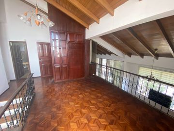 VENTA CASA CON 2 DEPARTAMENTOS Y UN LOCALCOMERCIAL, SECTOR EL CONDADO