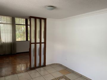 VENTA CASA CON 2 DEPARTAMENTOS Y UN LOCALCOMERCIAL, SECTOR EL CONDADO