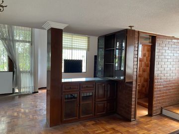 VENTA CASA CON 2 DEPARTAMENTOS Y UN LOCALCOMERCIAL, SECTOR EL CONDADO