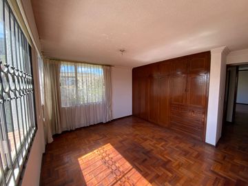 VENTA CASA CON 2 DEPARTAMENTOS Y UN LOCALCOMERCIAL, SECTOR EL CONDADO