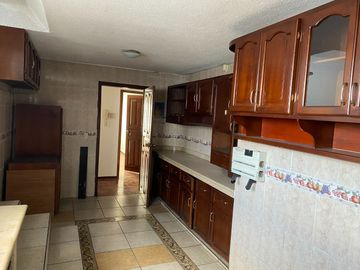 VENTA CASA CON 2 DEPARTAMENTOS Y UN LOCALCOMERCIAL, SECTOR EL CONDADO