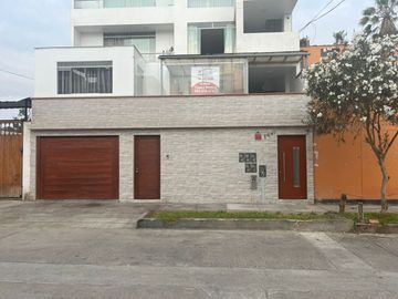 CASA CONFORTABLE  6 DORMITORIOS AL LADO DE PARQUE EN ZONA RESIDENCIAL DE PUEBLO LIBRE