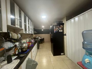 CASA CONFORTABLE  6 DORMITORIOS AL LADO DE PARQUE EN ZONA RESIDENCIAL DE PUEBLO LIBRE