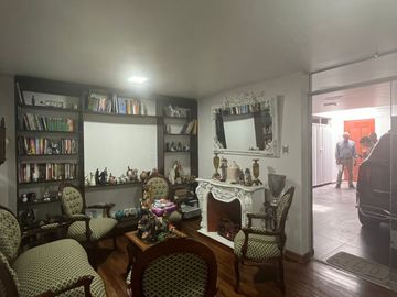 CASA CONFORTABLE  6 DORMITORIOS AL LADO DE PARQUE EN ZONA RESIDENCIAL DE PUEBLO LIBRE