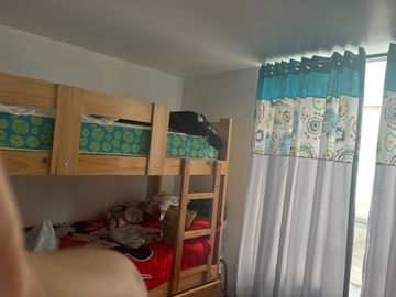 CASA CONFORTABLE  6 DORMITORIOS AL LADO DE PARQUE EN ZONA RESIDENCIAL DE PUEBLO LIBRE