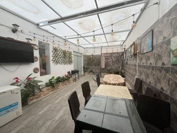 CASA CONFORTABLE  6 DORMITORIOS AL LADO DE PARQUE EN ZONA RESIDENCIAL DE PUEBLO LIBRE