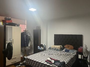 CASA CONFORTABLE  6 DORMITORIOS AL LADO DE PARQUE EN ZONA RESIDENCIAL DE PUEBLO LIBRE