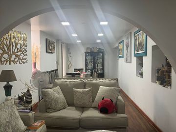 CASA CONFORTABLE  6 DORMITORIOS AL LADO DE PARQUE EN ZONA RESIDENCIAL DE PUEBLO LIBRE