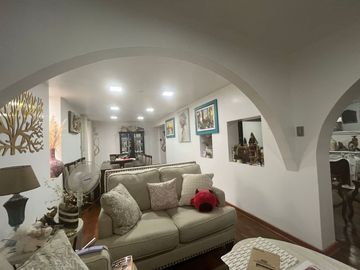 CASA CONFORTABLE  6 DORMITORIOS AL LADO DE PARQUE EN ZONA RESIDENCIAL DE PUEBLO LIBRE