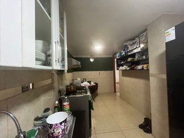 CASA CONFORTABLE  6 DORMITORIOS AL LADO DE PARQUE EN ZONA RESIDENCIAL DE PUEBLO LIBRE