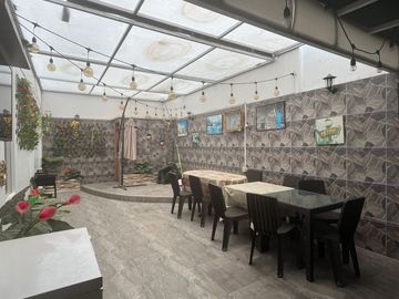 CASA CONFORTABLE  6 DORMITORIOS AL LADO DE PARQUE EN ZONA RESIDENCIAL DE PUEBLO LIBRE
