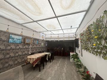 CASA CONFORTABLE  6 DORMITORIOS AL LADO DE PARQUE EN ZONA RESIDENCIAL DE PUEBLO LIBRE