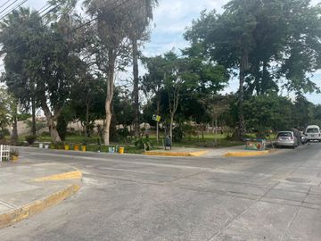 CASA CONFORTABLE  6 DORMITORIOS AL LADO DE PARQUE EN ZONA RESIDENCIAL DE PUEBLO LIBRE
