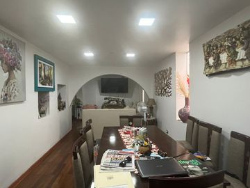 CASA CONFORTABLE  6 DORMITORIOS AL LADO DE PARQUE EN ZONA RESIDENCIAL DE PUEBLO LIBRE