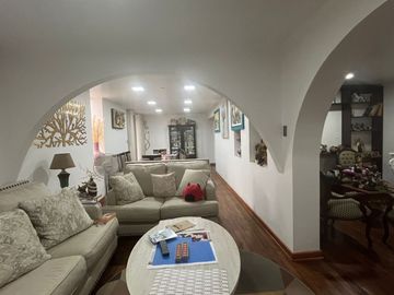 CASA CONFORTABLE  6 DORMITORIOS AL LADO DE PARQUE EN ZONA RESIDENCIAL DE PUEBLO LIBRE