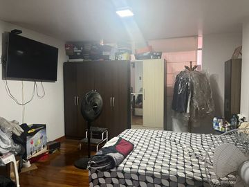 CASA CONFORTABLE  6 DORMITORIOS AL LADO DE PARQUE EN ZONA RESIDENCIAL DE PUEBLO LIBRE