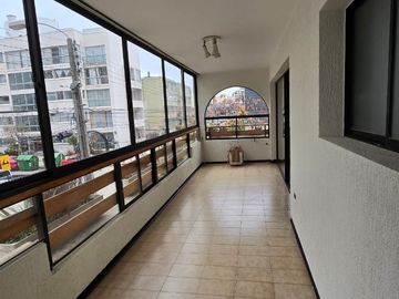 Viña, Poniente, 3 dormitorios + servicio, terraza cerrada, estacionamiento