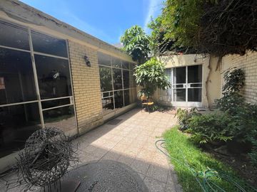 BAJÓ DE PRECIO!!!  CASA/TERRENO:  2 FRENTES, AVENIDA Y PARQUE