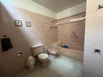 BAJÓ DE PRECIO!!!  CASA/TERRENO:  2 FRENTES, AVENIDA Y PARQUE