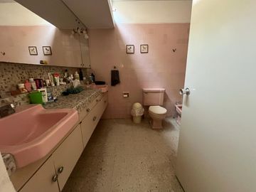 BAJÓ DE PRECIO!!!  CASA/TERRENO:  2 FRENTES, AVENIDA Y PARQUE