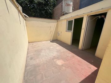 BAJÓ DE PRECIO!!!  CASA/TERRENO:  2 FRENTES, AVENIDA Y PARQUE