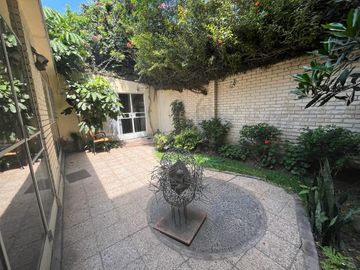 BAJÓ DE PRECIO!!!  CASA/TERRENO:  2 FRENTES, AVENIDA Y PARQUE