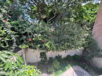 BAJÓ DE PRECIO!!!  CASA/TERRENO:  2 FRENTES, AVENIDA Y PARQUE