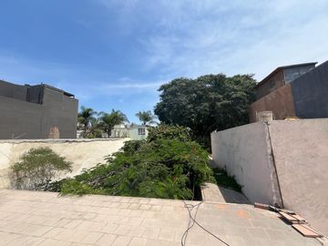 BAJÓ DE PRECIO!!!  CASA/TERRENO:  2 FRENTES, AVENIDA Y PARQUE