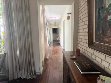 BAJÓ DE PRECIO!!!  CASA/TERRENO:  2 FRENTES, AVENIDA Y PARQUE
