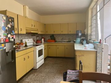 BAJÓ DE PRECIO!!!  CASA/TERRENO:  2 FRENTES, AVENIDA Y PARQUE