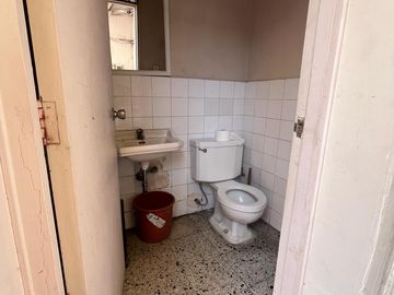BAJÓ DE PRECIO!!!  CASA/TERRENO:  2 FRENTES, AVENIDA Y PARQUE