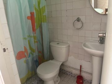 BAJÓ DE PRECIO!!!  CASA/TERRENO:  2 FRENTES, AVENIDA Y PARQUE