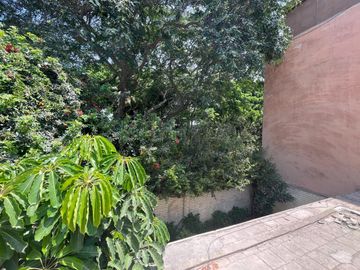 BAJÓ DE PRECIO!!!  CASA/TERRENO:  2 FRENTES, AVENIDA Y PARQUE