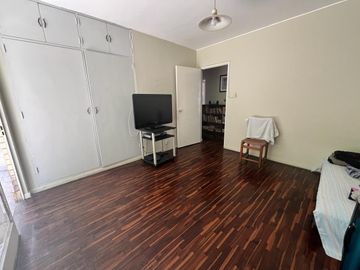 BAJÓ DE PRECIO!!!  CASA/TERRENO:  2 FRENTES, AVENIDA Y PARQUE