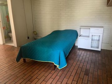 BAJÓ DE PRECIO!!!  CASA/TERRENO:  2 FRENTES, AVENIDA Y PARQUE