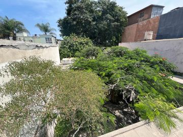 BAJÓ DE PRECIO!!!  CASA/TERRENO:  2 FRENTES, AVENIDA Y PARQUE