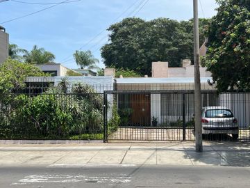 BAJÓ DE PRECIO!!!  CASA/TERRENO:  2 FRENTES, AVENIDA Y PARQUE