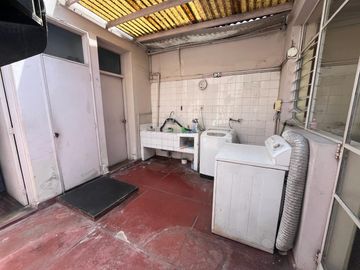 BAJÓ DE PRECIO!!!  CASA/TERRENO:  2 FRENTES, AVENIDA Y PARQUE