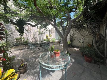 BAJÓ DE PRECIO!!!  CASA/TERRENO:  2 FRENTES, AVENIDA Y PARQUE