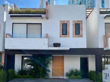 VENTA CASA CON ROOF GARDEN EN SANTA FE JURIQUILLA QUERÉTARO
