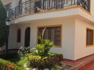 Venta de casa de dos pisos de 205.18 M2,en conjunto cerrado por la calle 8 al oriente de la ciudad.